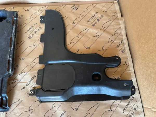 Audi Q3 83A Escudo Direito OEM 5QF825202 image 3
