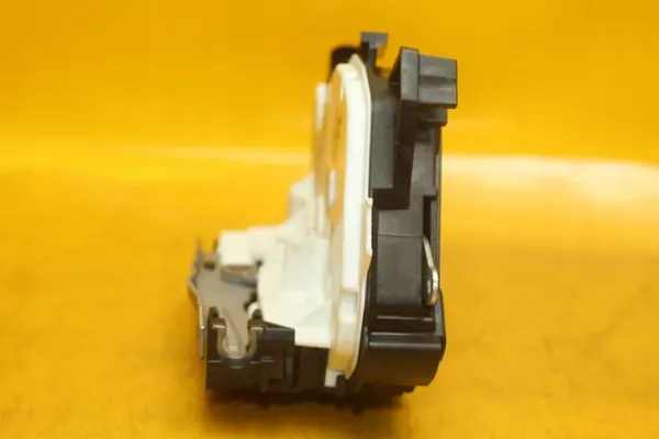 Fram Höger Dörrlås 6 Pin VW Tiguan I image 10