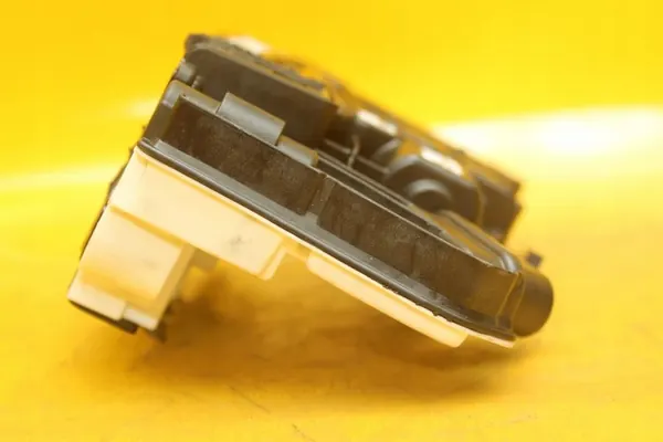 Fram Höger Dörrlås 6 Pin VW Tiguan I image 5