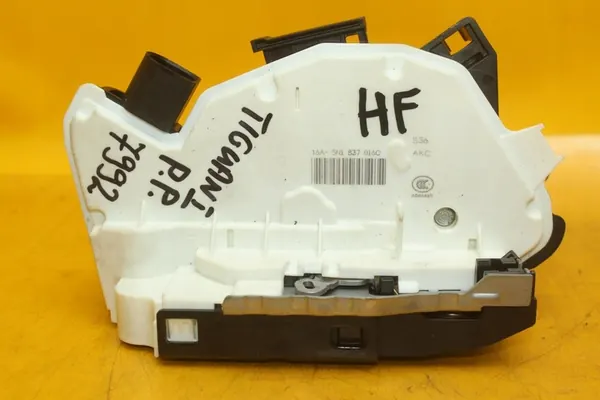 Fram Höger Dörrlås 6 Pin VW Tiguan I image 7