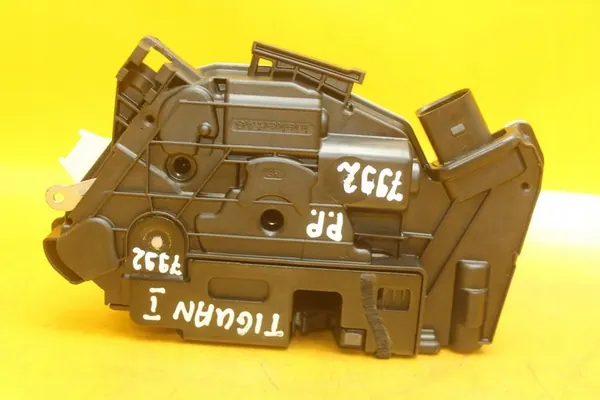 Fram Höger Dörrlås 6 Pin VW Tiguan I image 9