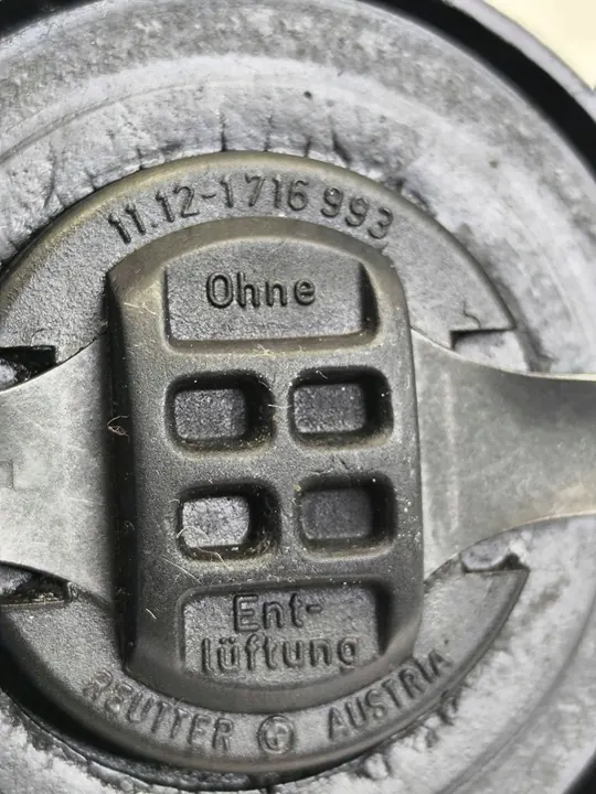 BMW 3 E30 1990 Öljytulppa OEM 11121716993 image 3