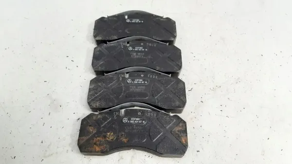 Pastilhas de travão dianteiras OEM A0004216710 Mercedes Actros image 2