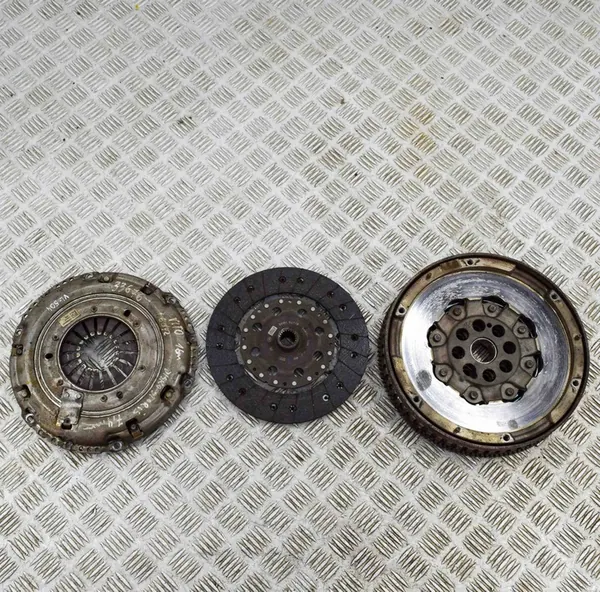 Conjunto de embreagem Mercedes-Benz Vito Tourer (W447) 1.6L OEM 301015679R image 3