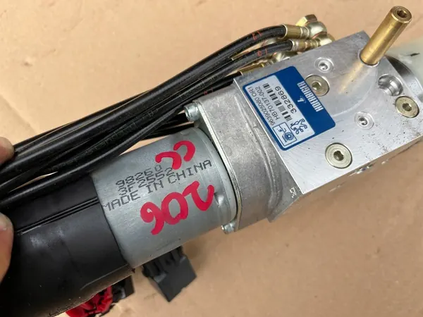 Pompe hydraulique toit Peugeot 206 CC 2002-2009 image 4