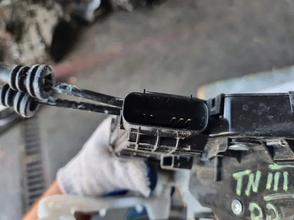 HYUNDAI TUCSON III 15-20 Fram Höger Dörrlås 5PIN image 4