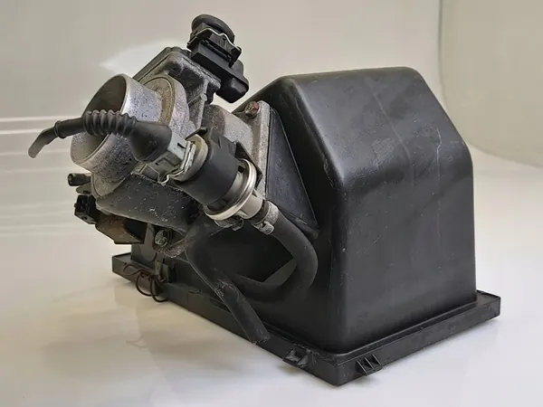 Ilmansuodattimen kotelo AUDI A6 AVANT 2.8L bensiini OEM 4A0133837B image 2