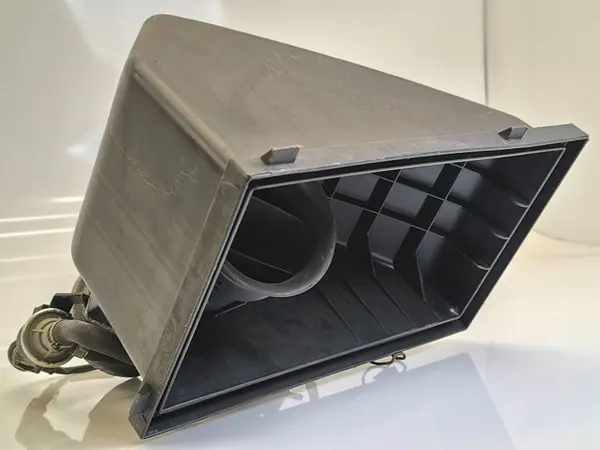 Ilmansuodattimen kotelo AUDI A6 AVANT 2.8L bensiini OEM 4A0133837B image 3