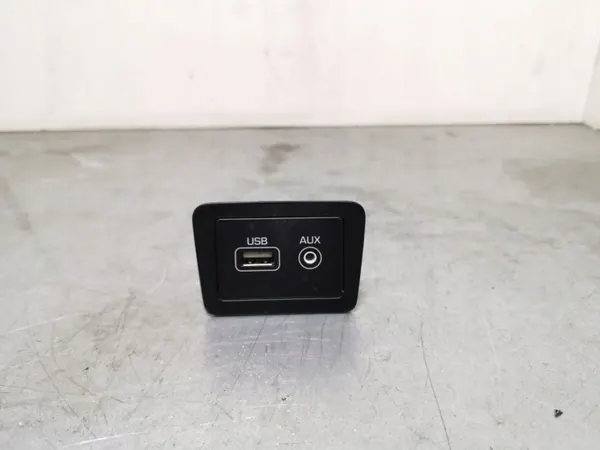 Prise USB Hyundai Santa Fe OEM FBZ15502 image 2