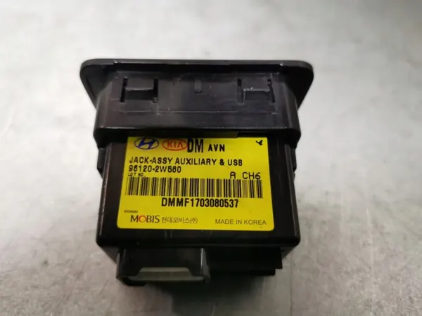 Prise USB Hyundai Santa Fe OEM FBZ15502 image 3