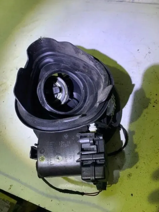 BMW Polttoaineluukun moottori OEM 7409542 1-sarja F20 image 3