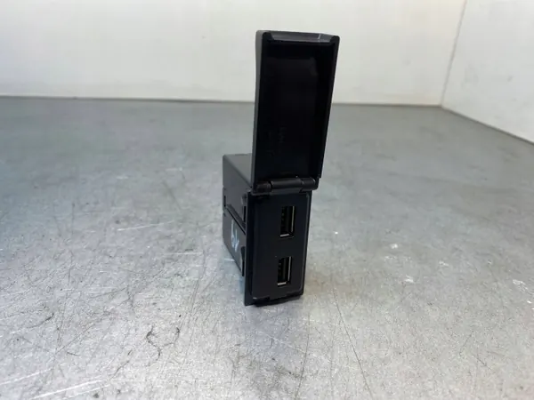 Mitsubishi Outlander USB-aansluiting OEM FBZ17544 image 3