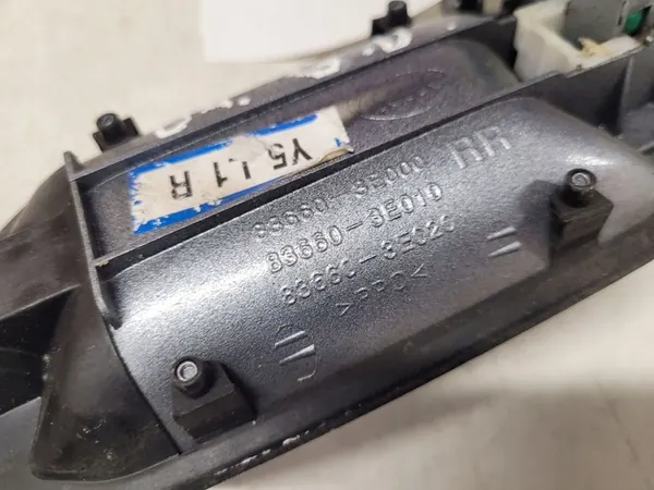 Oikea takaluukun kahva KIA SORENTO I (JC) 2.5L diesel OEM image 3