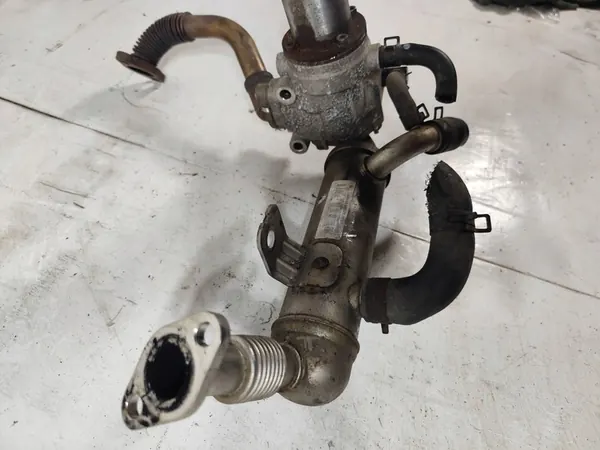 Hyundai i20 I EGR Venttiili Jäähdytysputki OEM 284102A320 image 4