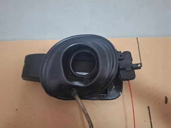 Bränsletanklock med aktuator Audi A4 B8 2.0 TDI 2007-15 image 2