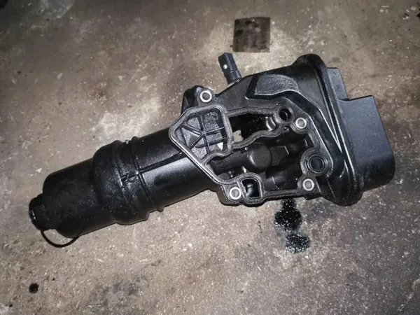 Oljefilterfäste VW Touran OEM 06F115397H 2.0L image 2