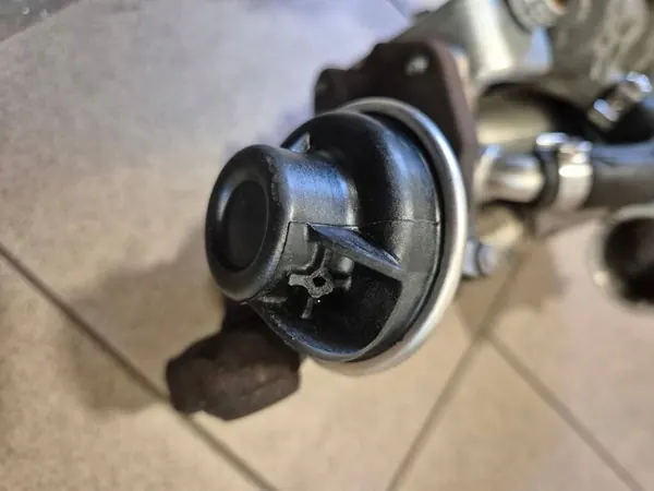 Refroidisseur EGR Dacia Duster 2015 147355713R image 3