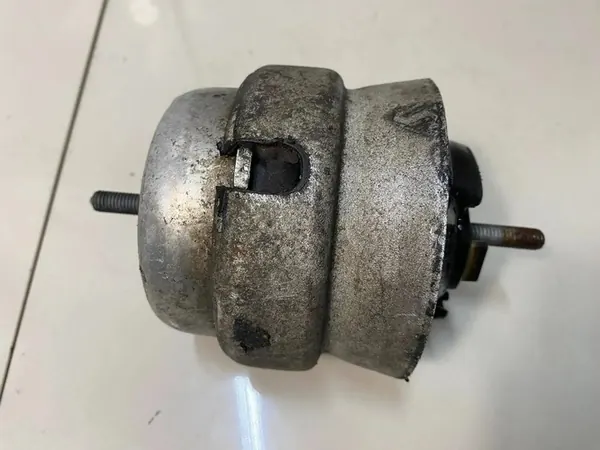 AUDI A4 B6 3.0 ASN Engine Mount 8E0199371D image 2