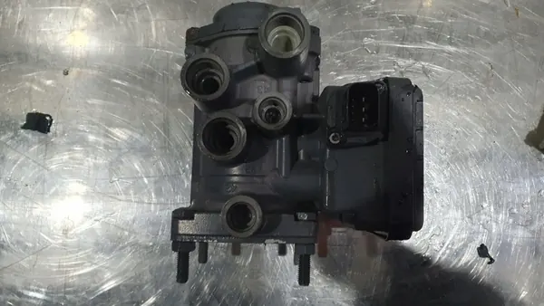 Soupape Modulateur EBS OEM K000920 Mercedes Actros image 2