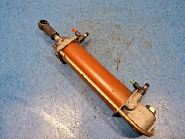 Cilindro de puerta MAN A21 OEM 4726000106 - Usado image 4