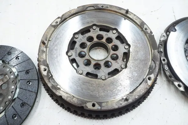 Kaksoismassaväkäri Volvo XC60 31256968 image 5