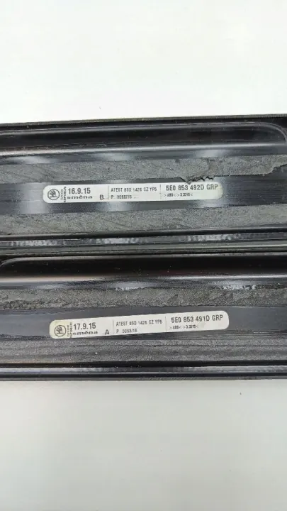 Cubre umbral puerta delantera Skoda Octavia Mk3 OEM 5E0853492D image 8