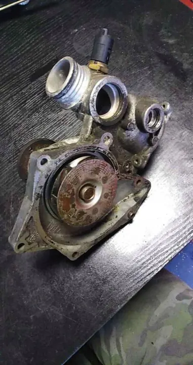 Bomba de agua OEM 17425969 para BMW 7 E38 - Usada image 3