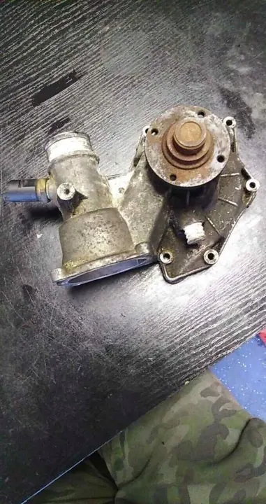 Bomba de agua OEM 17425969 para BMW 7 E38 - Usada image 4