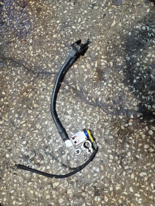 Mercedes Sprinter 906 Pluspol-Klemme OEM - Gebraucht image 2