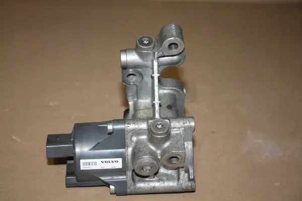 Volvo Thermostat & Ölpumpe OEM 31437399 - Gebraucht image 2