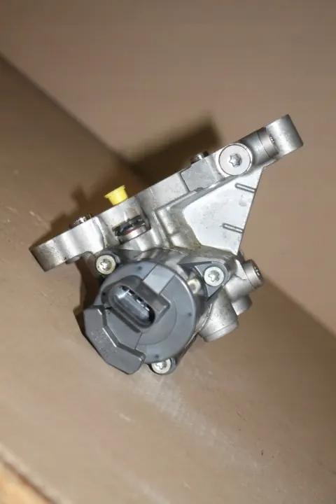 Volvo Thermostat & Ölpumpe OEM 31437399 - Gebraucht image 5
