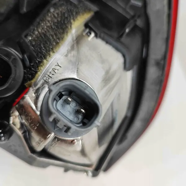 Mazda CX-5 2011 Luz trasera de maletero derecha image 7