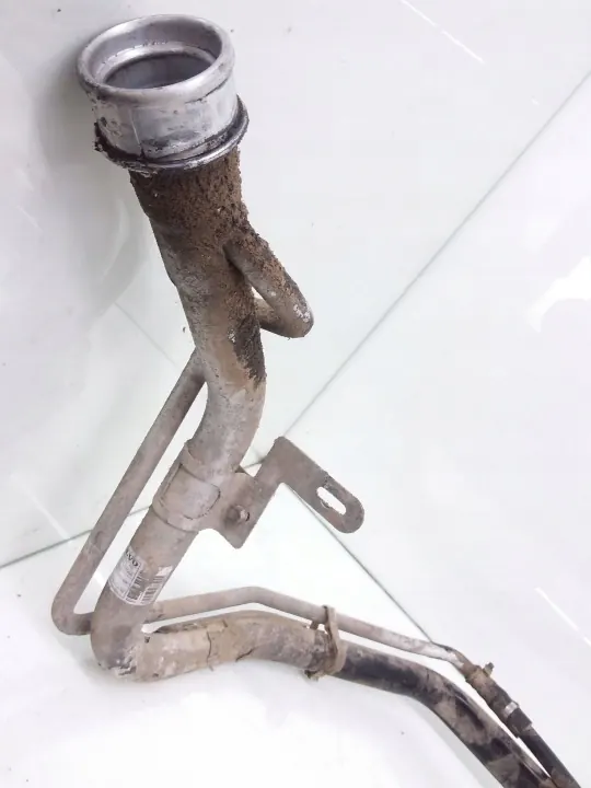 Cuello de Llenado Volvo V70 OEM 31274721 - Usado image 3