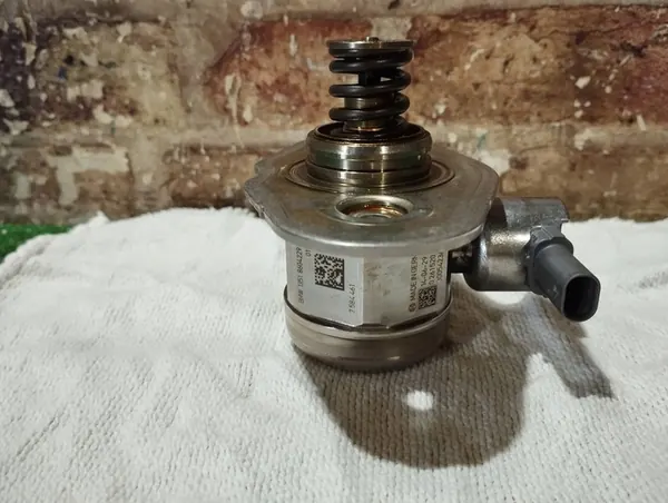 Hoge Druk Pomp BMW F32 0261520282 / 8604229 image 2