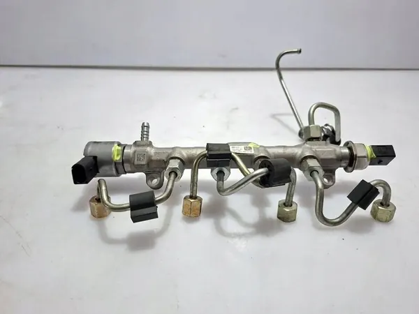 VW Touran III 2019 2.0TDI Einspritzleiste komplett 04L089H image 2