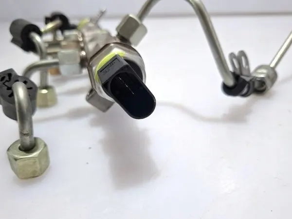 VW Touran III 2019 2.0TDI Einspritzleiste komplett 04L089H image 4