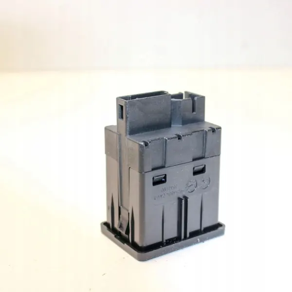 Tomada USB Ford OEM NX7T14F014AD - Usado image 4