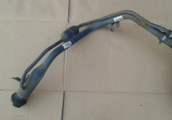 Opel Astra J 2013 Kraftstoff-Einfüllstutzen OEM 13323102 image 2