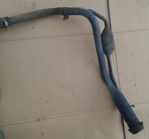 Opel Astra J 2013 Kraftstoff-Einfüllstutzen OEM 13323102 image 6