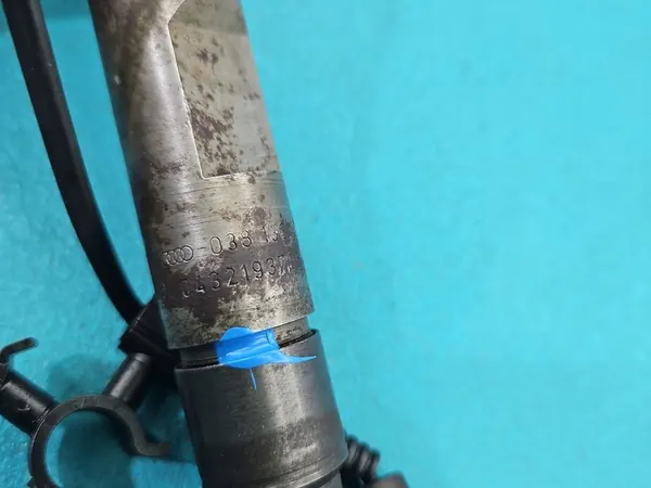 Iniettore VW Bora 1.9 TDI 038130201F image 2