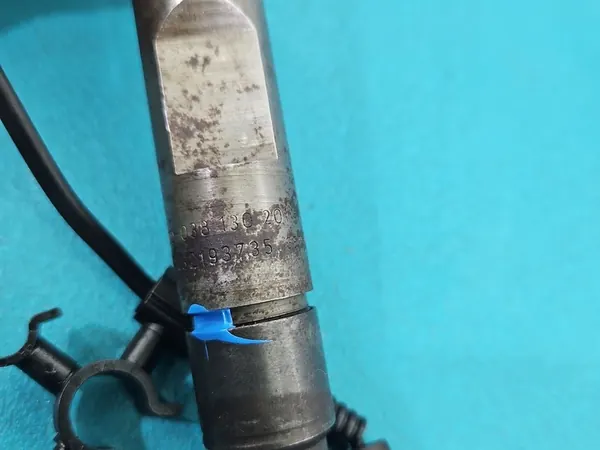 Iniettore VW Bora 1.9 TDI 038130201F image 3