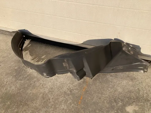 Front Right Wheel Arch Mercedes W124 Original 1248840835 image 10