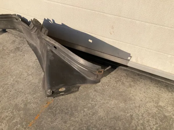 Front Right Wheel Arch Mercedes W124 Original 1248840835 image 2