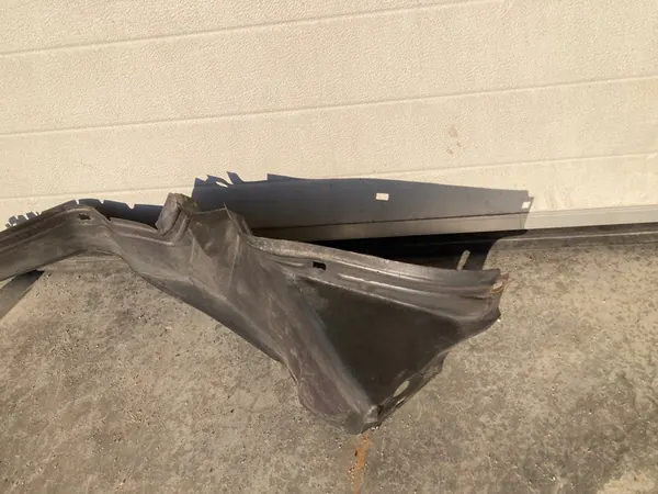 Front Right Wheel Arch Mercedes W124 Original 1248840835 image 3