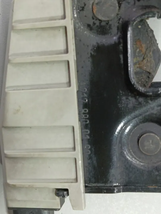 Fecho do Capô Mercedes OEM 2128800160 - Usado image 3