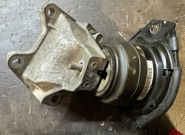 Moottorin tuki OEM 68275988AA Jeep Grand Cherokee WK2 image 2