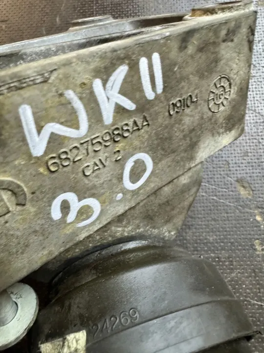 Moottorin tuki OEM 68275988AA Jeep Grand Cherokee WK2 image 3