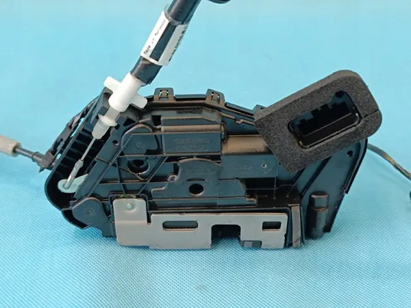 VW PASSAT B8 VARIANT 1.5 TSI 2024 DÖRRLÅS HÖGER FRAM OEM 5TB837016D image 2