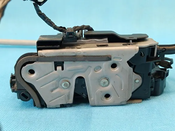 VW PASSAT B8 VARIANT 1.5 TSI 2024 DÖRRLÅS HÖGER FRAM OEM 5TB837016D image 4