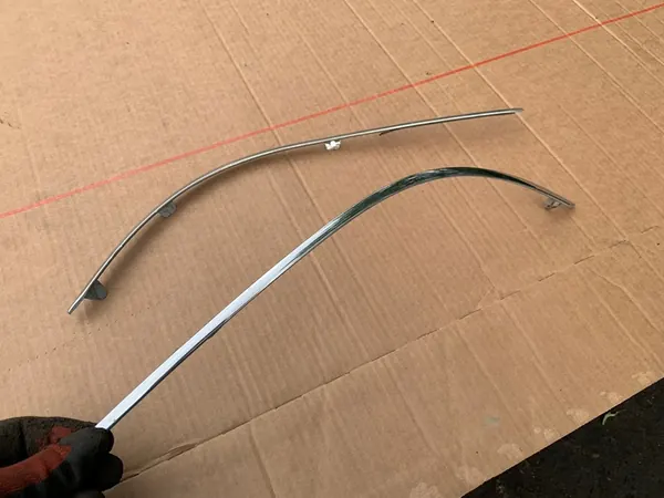 Striscia paraurti cromata destra Mercedes W204 Lift OEM image 2